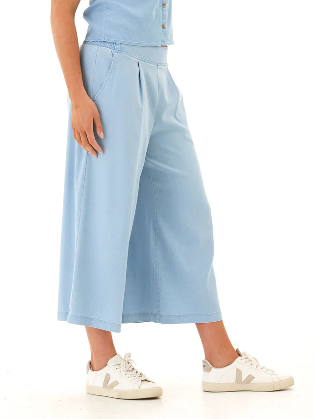 Threads 4 Thought-Women's Alora Stretch Chambray Capri Pant
